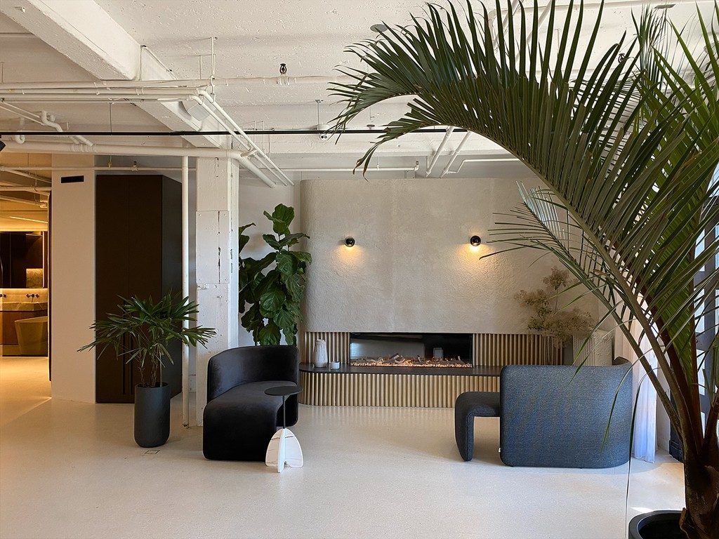 Modern lobby interior with lounge seating, project by Modoforma
