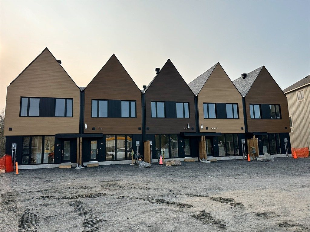 Row of custom multi-residential townhomes under construction, project consulting by colorlab.