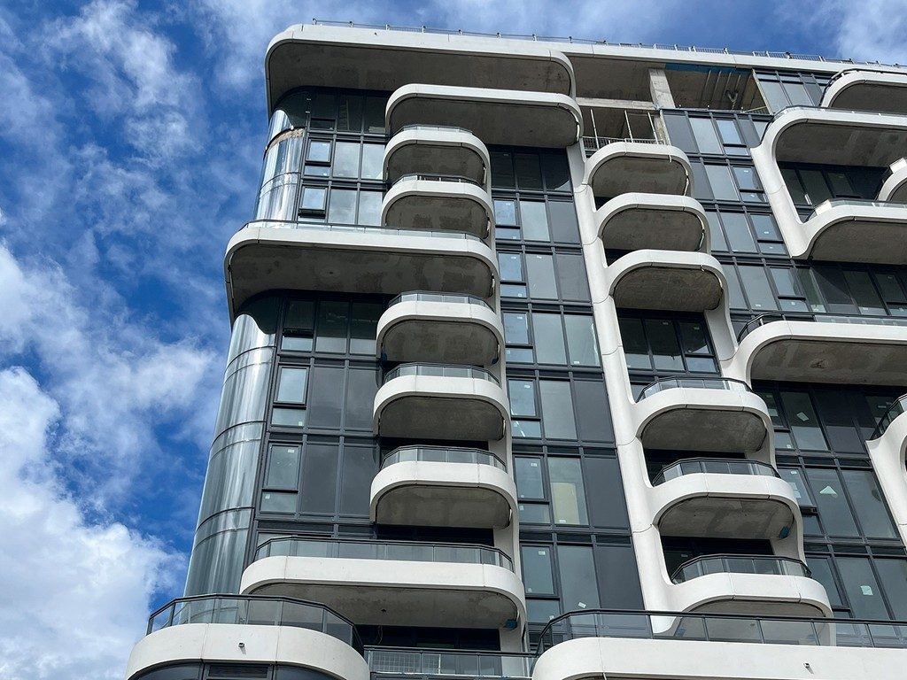 Modern balcony architecture on a glass residential tower, project consulting and Colour-Selection by colorlab.